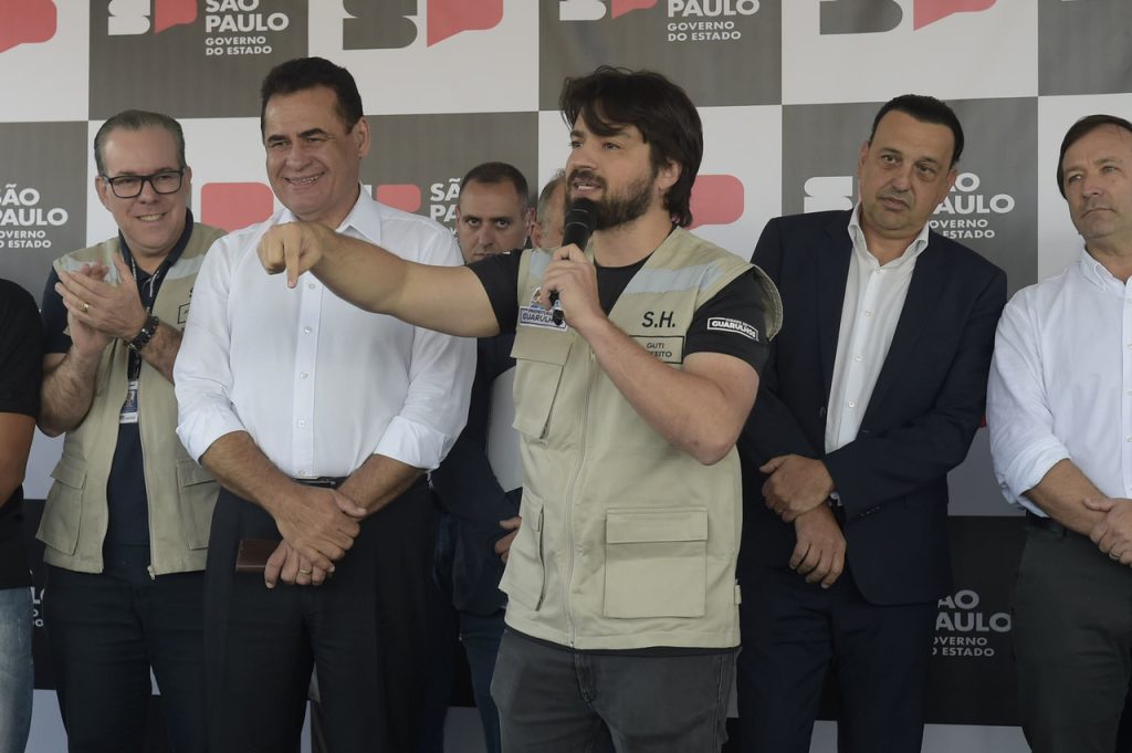 Guti em evento do CDHU nos Pimentas