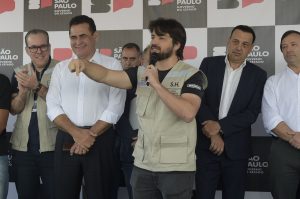 Guti em evento do CDHU nos Pimentas