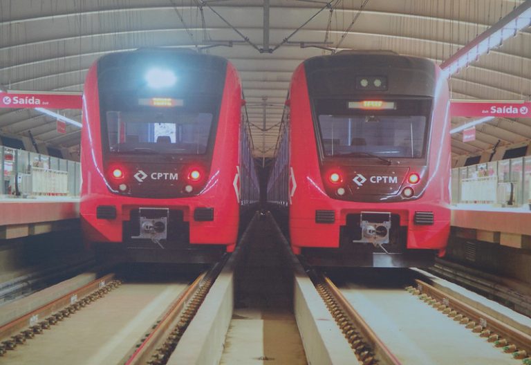 Trens da CPTM na estação Guarulhos da Linha 13-Jade