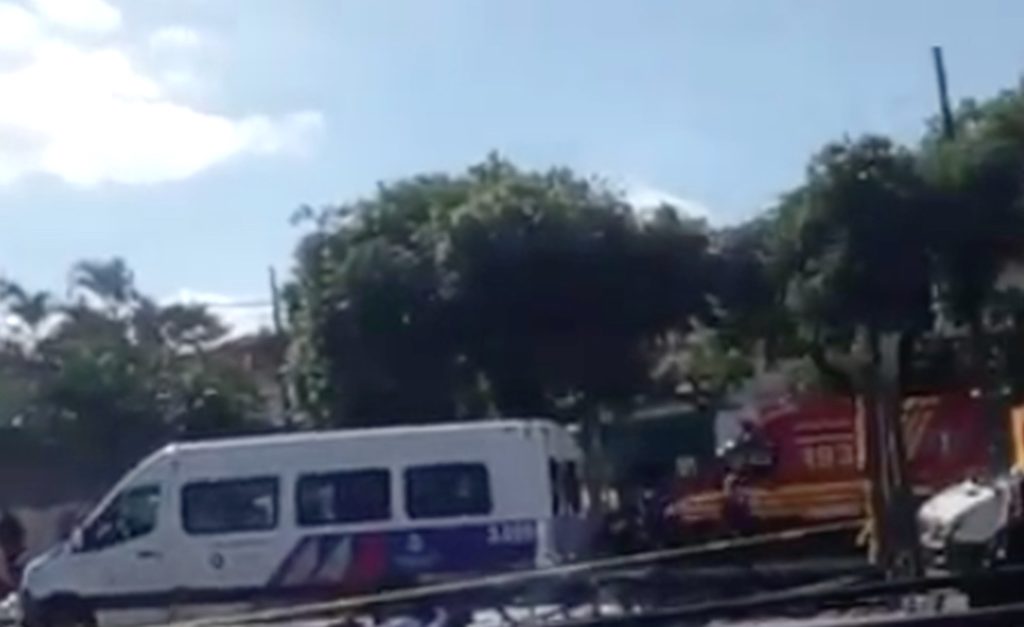 Van da EMTU atropela pedestres em frente a supermercado no Jardim Diogo
