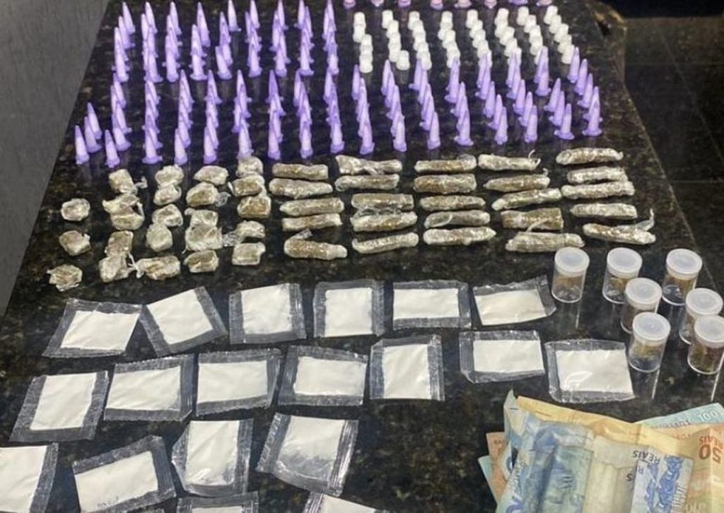 PM detém traficante e apreende droga no Jardim Santa Mena