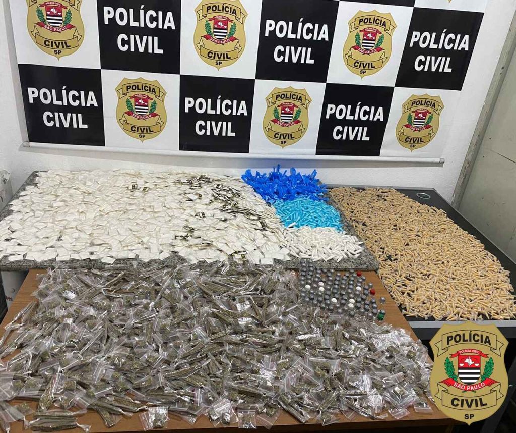 Homem é preso com mais de 8 mil porções de drogas em fundo falso de carro