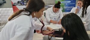 teste de glicemia e pressão arterial em terminal da EMTU