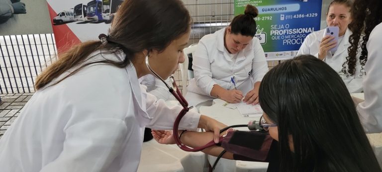 teste de glicemia e pressão arterial em terminal da EMTU