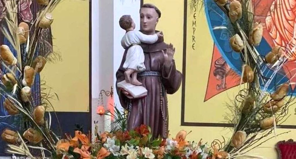Fiéis celebram Dia de Santo Antônio com tradicional distribuição de pães