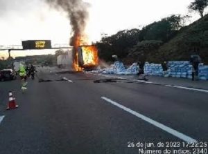 Caminhão pega fogo na rodovia Ayrton Senna