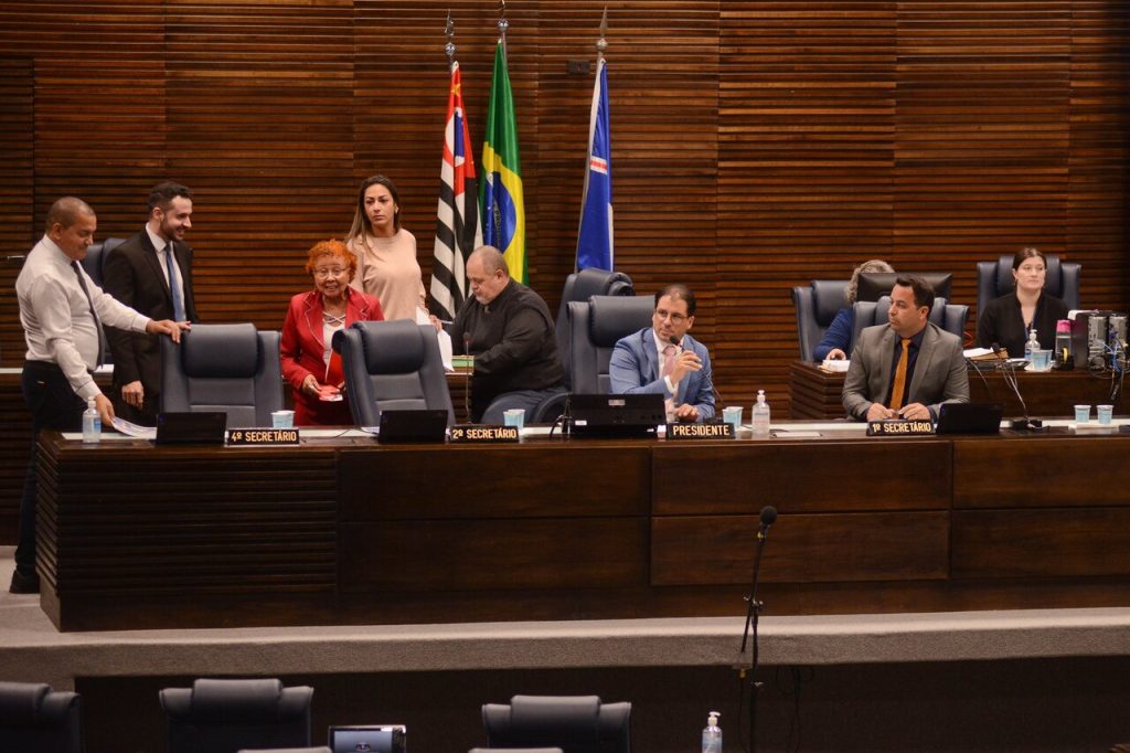mesa-diretora da Câmara de Guarulhos
