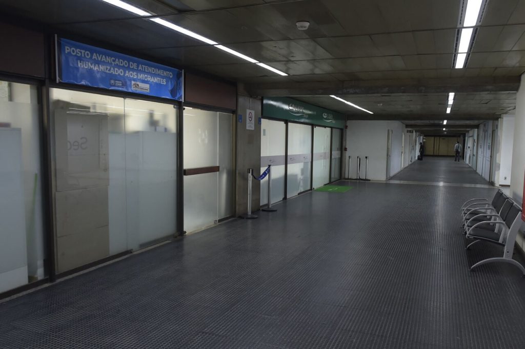 Chegada de afegãos no aeroporto faz Prefeitura cobrar ações do governo