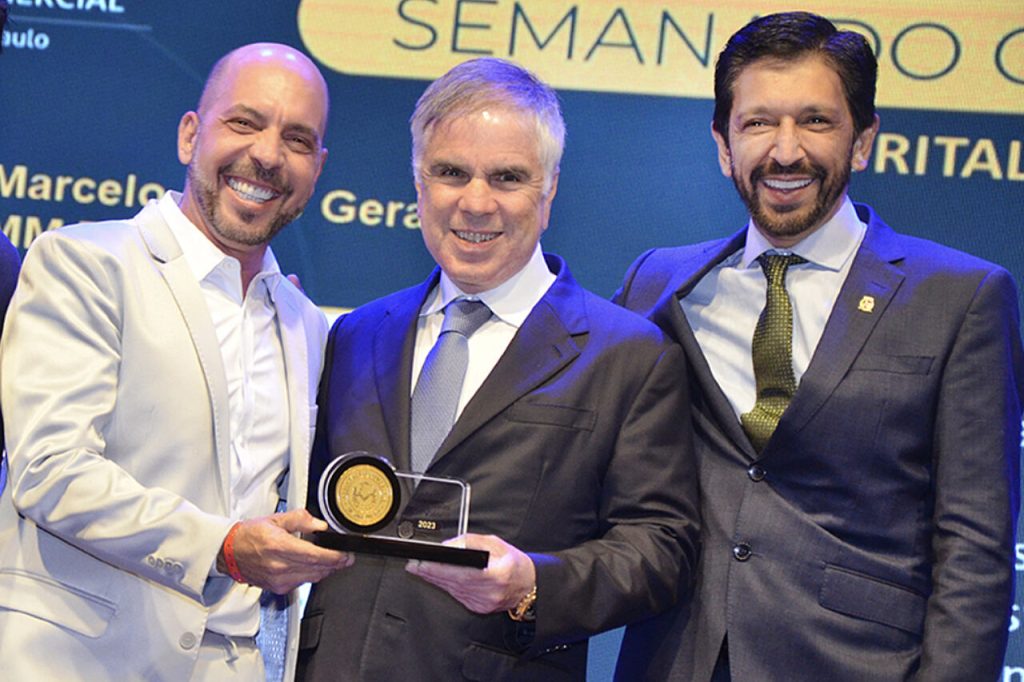 Marcelo Alves, da ACE-Guarulhos, recebe prêmio da Associação Comercial de São Paulo