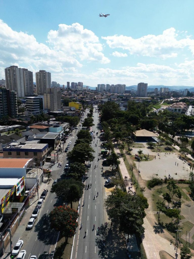 Avenida Paulo Faccini aos domingos