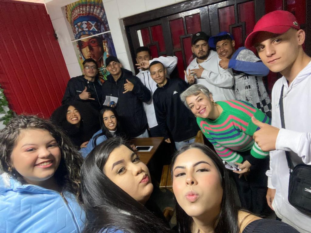 Professora e ex-alunos se reencontram e leem cartas escritas há 10 anos em escola de Guarulhos
