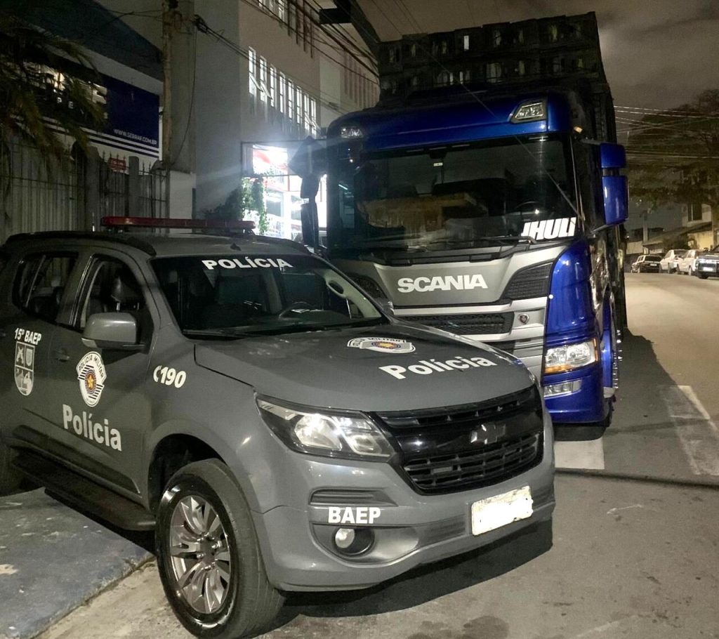 Polícia recupera caminhão roubado na Dutra e prende ladrão procurado pela Justiça