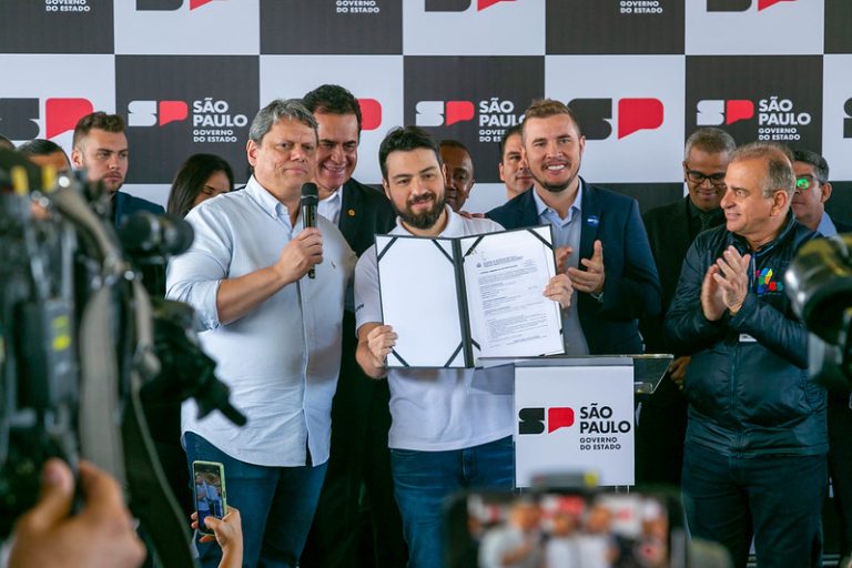 Tarcísio entrega a Guti licença ambiental da obra do rio Baquirivu-Guaçu