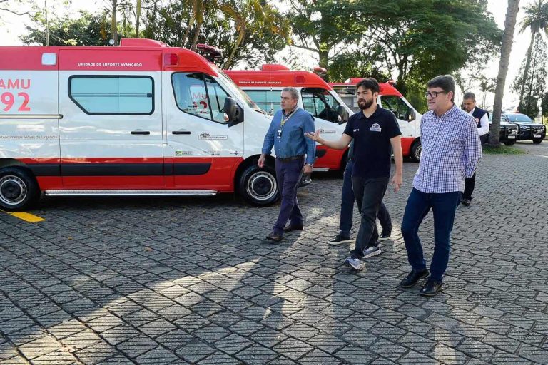 Entrega de ambulâncias