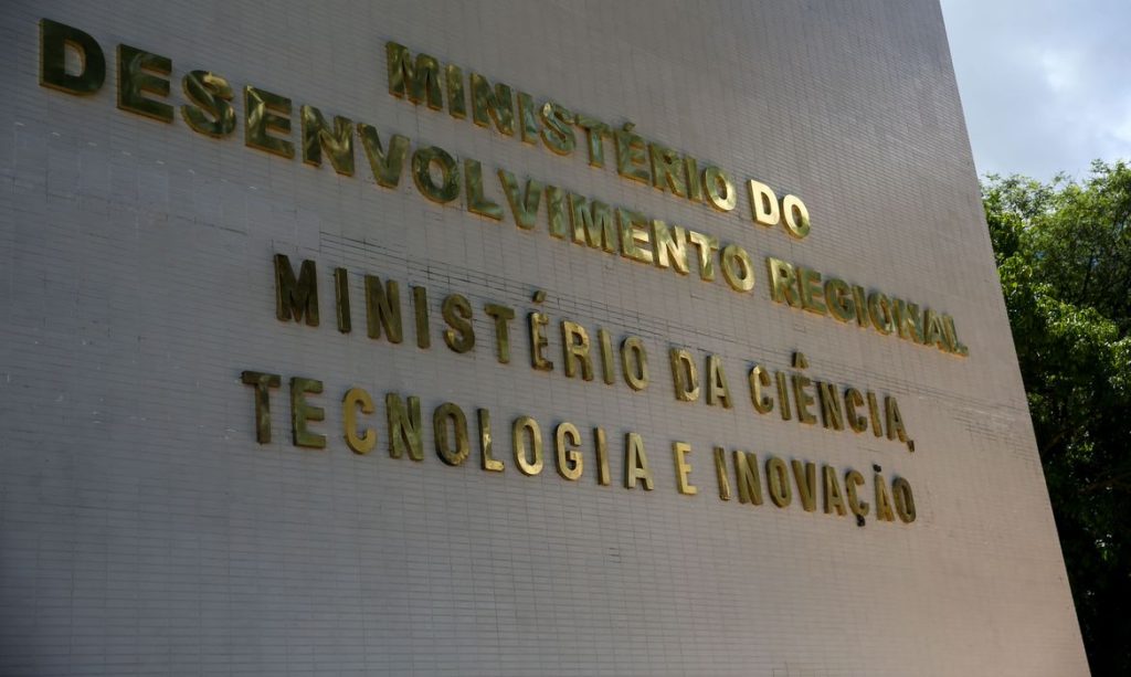 Governo federal realiza concurso público com 814 vagas