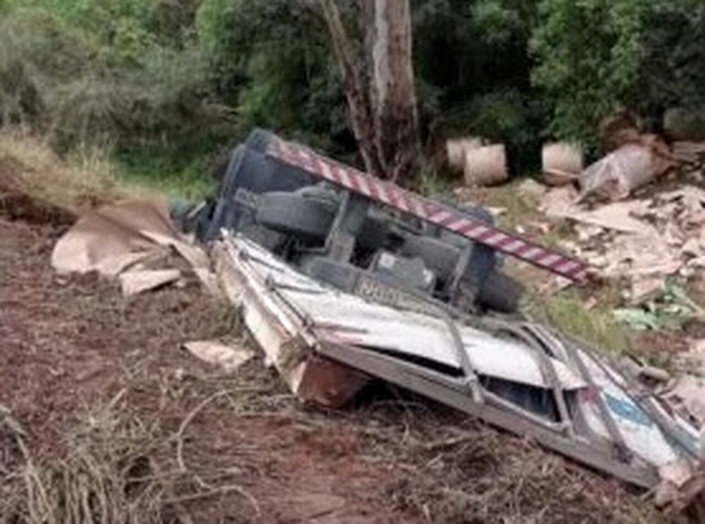 Motorista de Guarulhos morre após carreta cair em ribanceira em Minas Gerais 