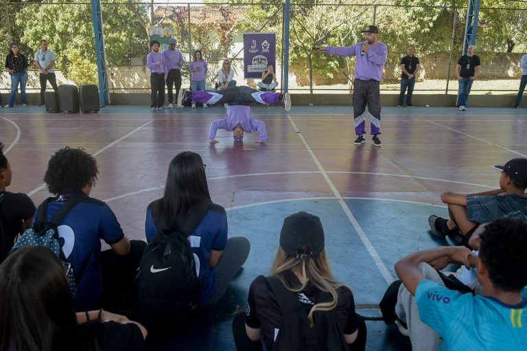 atividades culturais e vagas de estágio