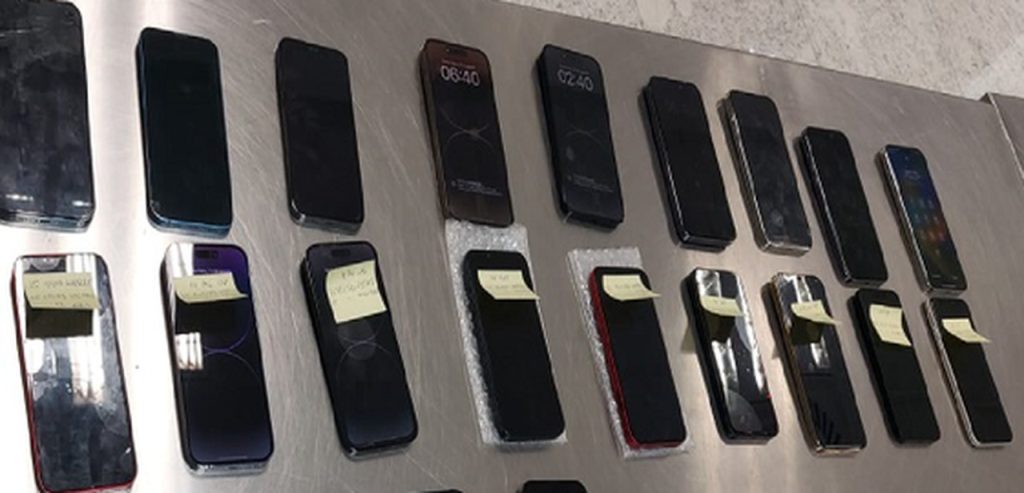 Dupla é presa tentando viajar com 25 celulares roubados em Guarulhos