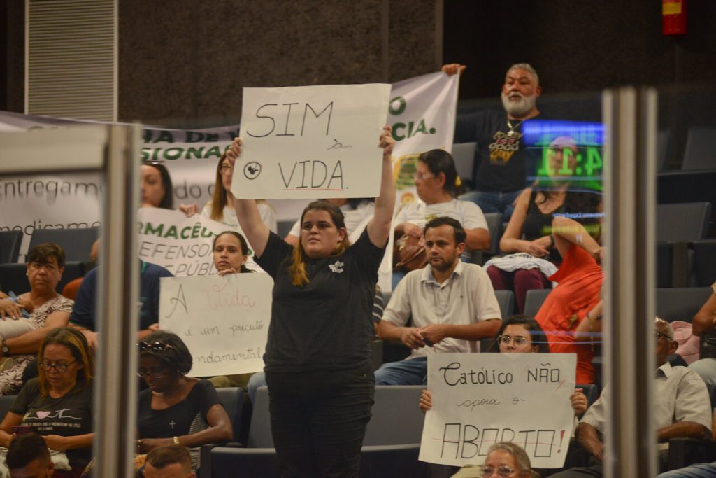 Representantes contrários ao aborto na galeria da Câmara Municipal