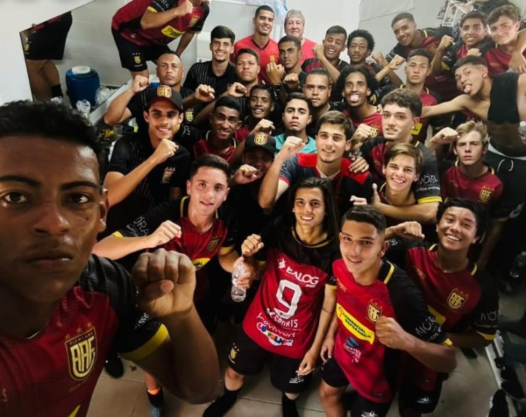 Flamengo de Guarulhos Sub 17 após vencer São Paulo