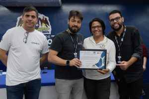 Guti entrega certificado do Banco de Alimentos