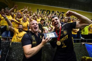 Anderson Marsili e Sandro, com o troféu do Campeonato Paulista de Vôlei