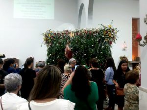 Devotos rezam diante da imagem de São Judas Tadeu