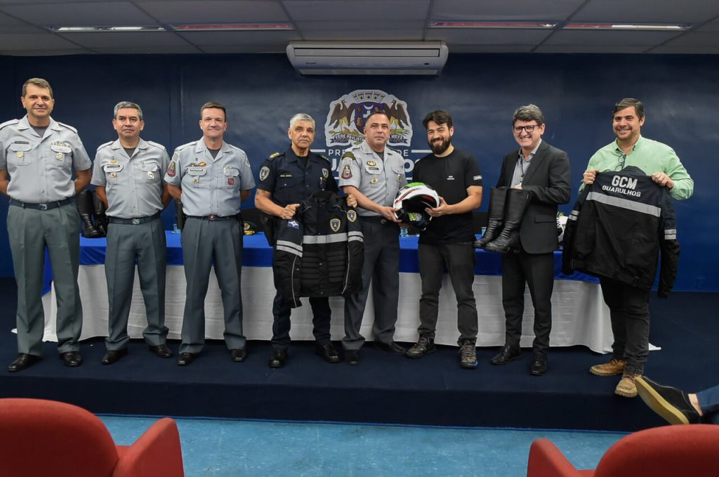 Entrega de equipamentos para GCM e PM