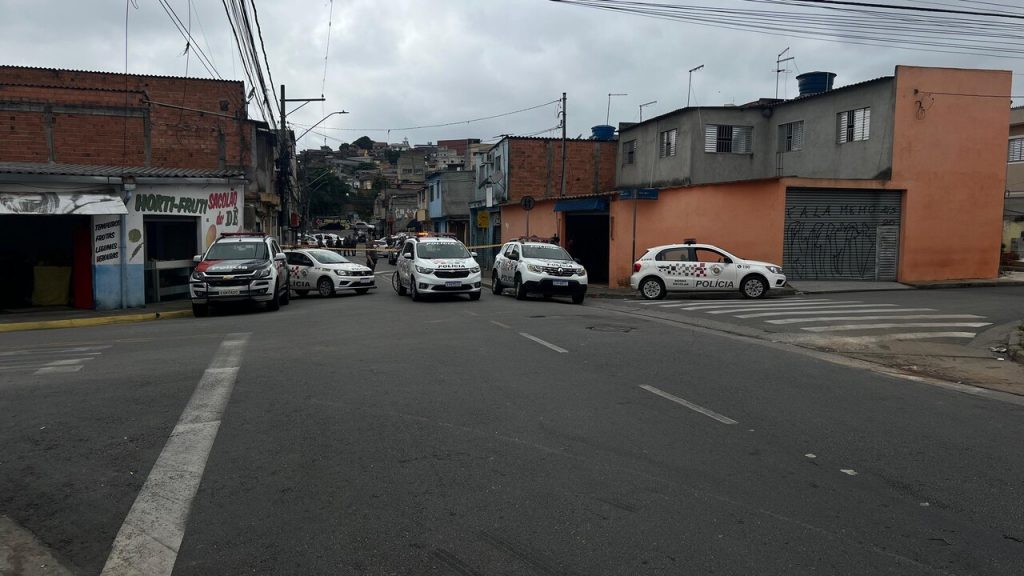 Viaturas da Polícia Militar na Rua Baianópolis, no Jardim Ansalca