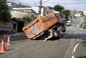 Caminhão em buraco