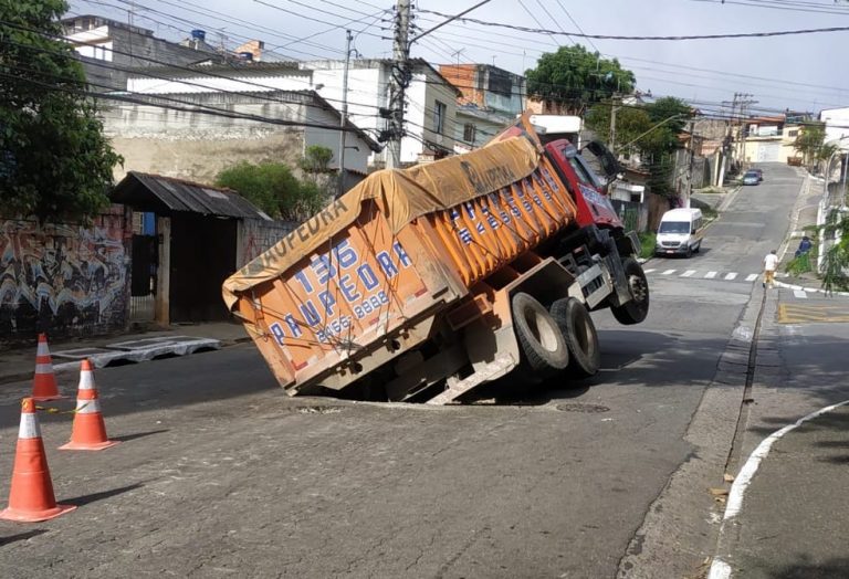 Caminhão em buraco
