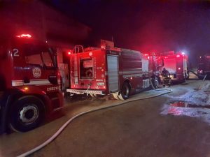 Bombeiros atuam em incêndio