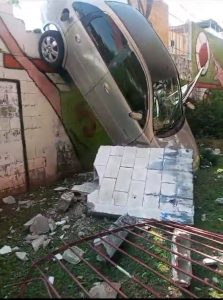 Carro derruba muro da EPG Celso Furtado