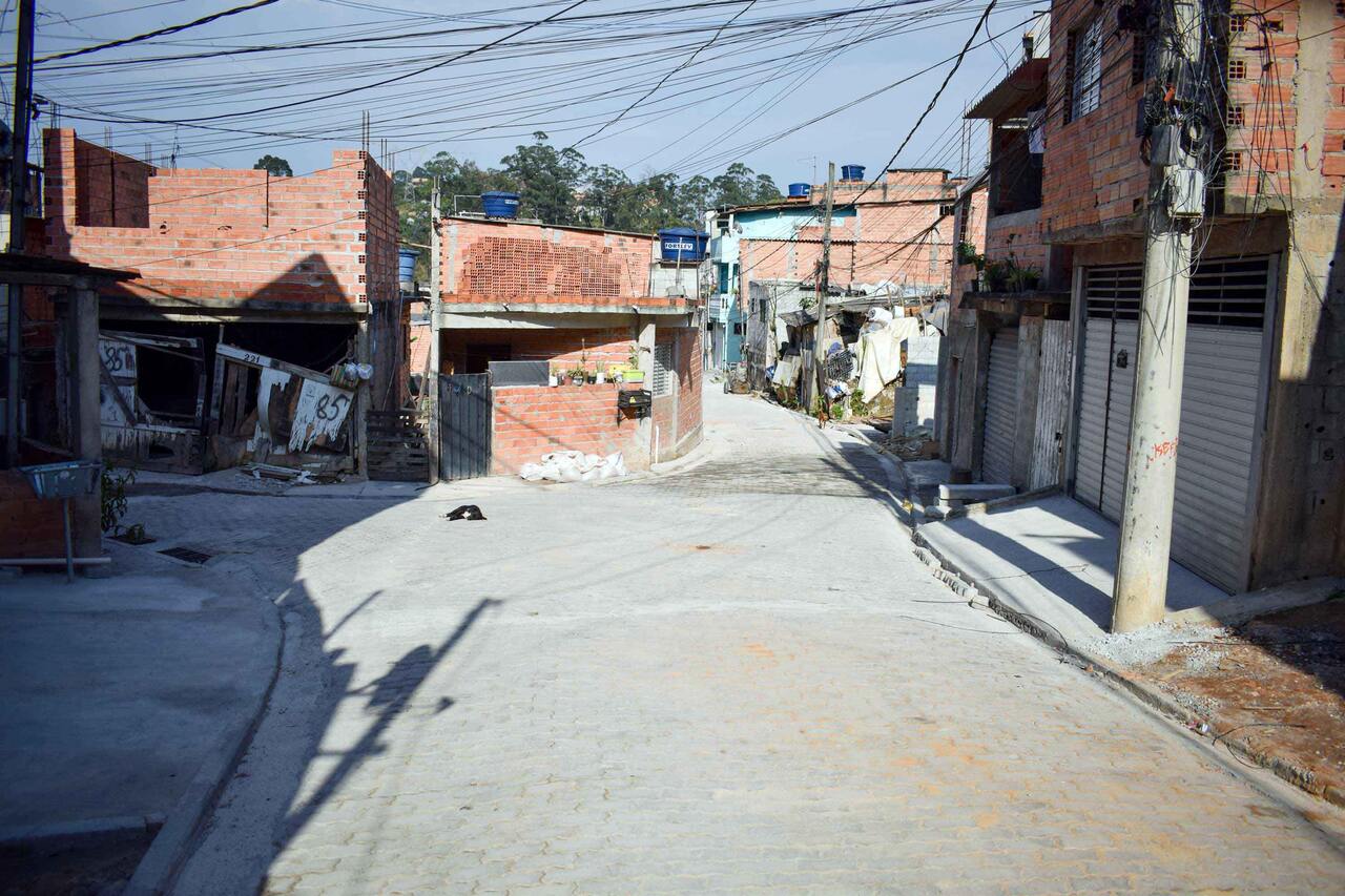 Pavimentação da rua Hermenegildo Campanatti, no Parque Mikail