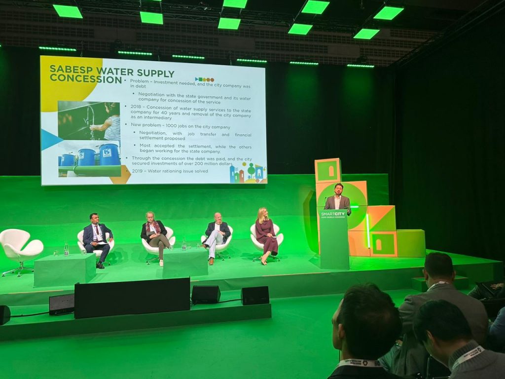 Prefeito Guti discursa sobre saneamento básico e desastres naturais na Espanha