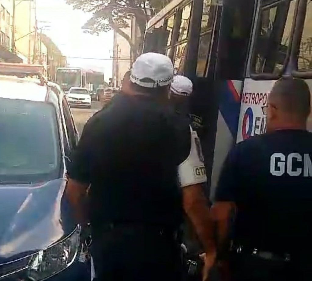 Motorista de ônibus sofre infarto e é socorrido pela GCM na Getúlio Vargas