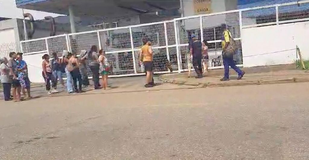 Terceirizados dos Correios fazem novo protesto por falta de pagamento há 10 dias