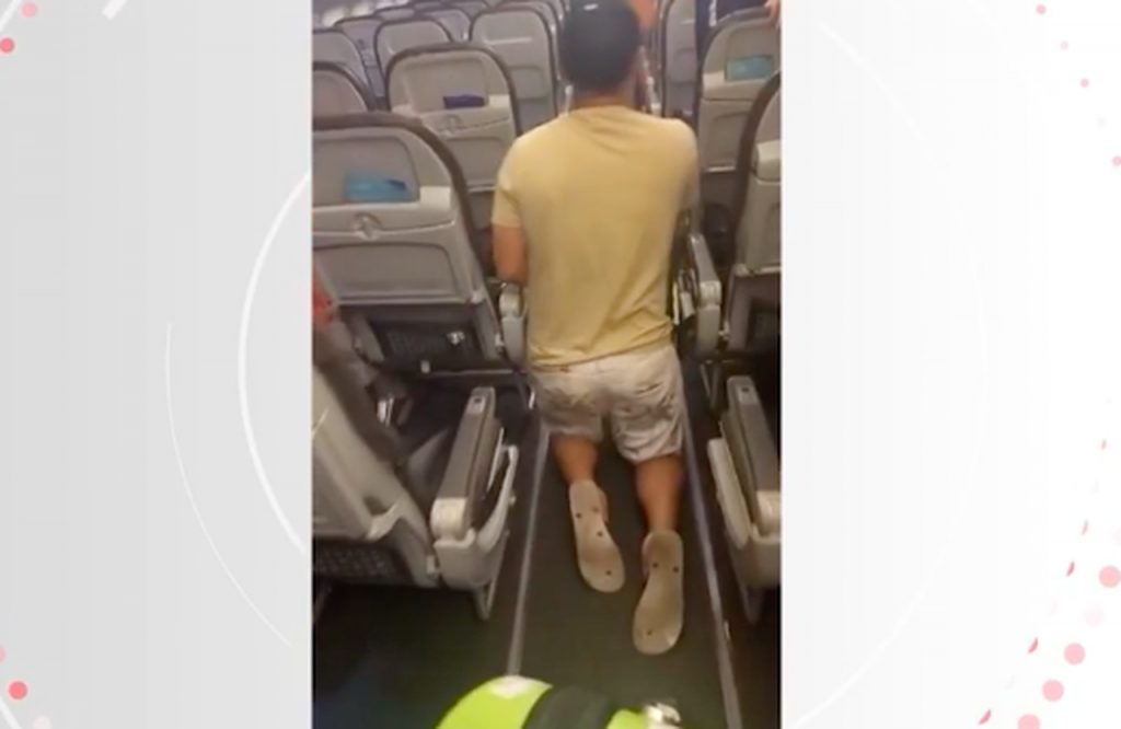 Passageiro sai ajoelhado após motor de avião que seguia para Guarulhos pegar fogo 