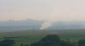 Balões caem no Aeroporto Internacional de Guarulhos, neste domingo (17), e pegam fogo.