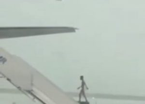 Homem nu no Aeroporto de Guarulhos