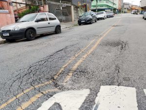 Solo afundando por vazamento na Avenida Saulle Pagnocelli, 45