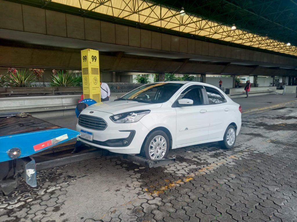 Carro fazia transporte clandestino no Aeroporto de Guarulhos
