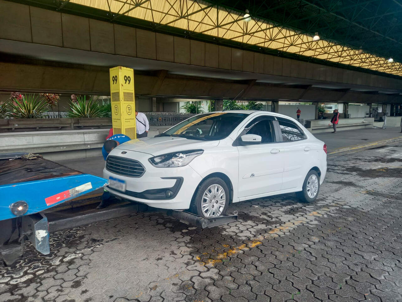 Carro fazia transporte clandestino no Aeroporto de Guarulhos