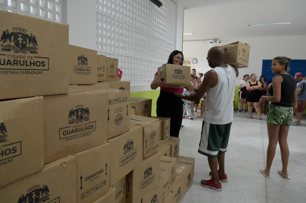 Entrega de cesta alimentação - EPG Jean Piaget