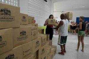 Entrega de cesta alimentação - EPG Jean Piaget