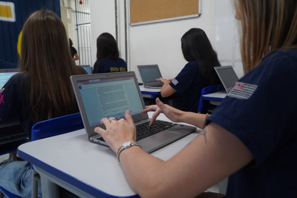 Escola estadual x sala de aula x informática x redação