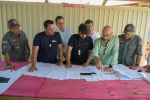 Guti na obra da base dos bombeiros no Jardim Presidente Dutra