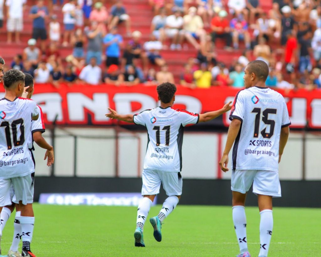 Rikelmi, do Flamengo de Guarulhos, comemora gol contra Macapá na Copinha