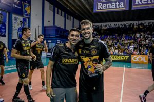 Willian recebe Troféu Viva Vôlei