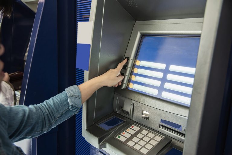 caixa eletrônico x banco